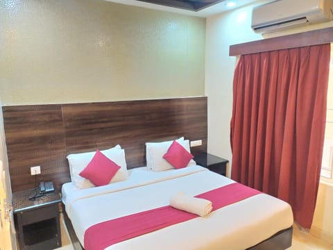 Bedroom, cot