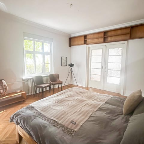 Bed, Photo of the whole room, Seating area, Bedroom, furniture, heating