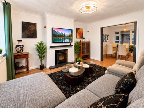 Communal lounge/ TV room, TV and multimedia, Living room, Seating area, Evening entertainment