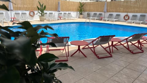 Swimming pool, sunbed