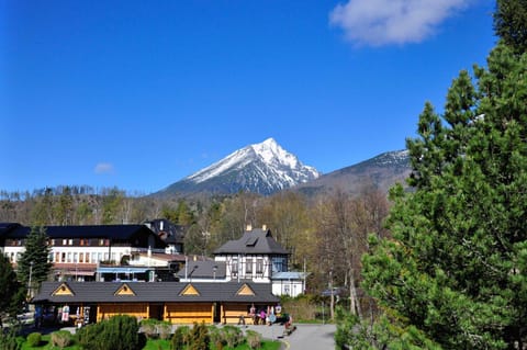 Nearby landmark, Spring, Day, Natural landscape, Landmark view, Mountain view