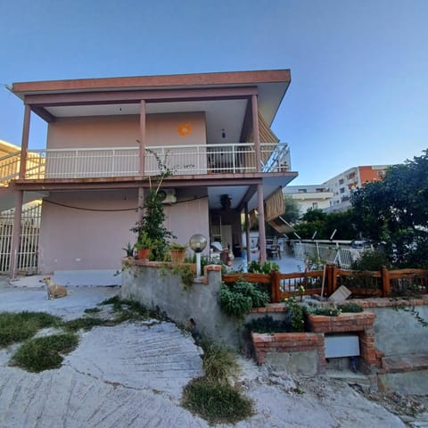 Property building, Spring, Day, Garden, View (from property/room), Balcony/Terrace, Garden view