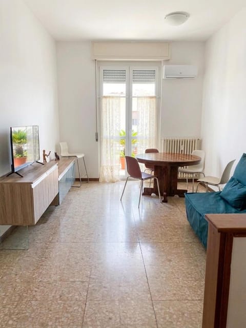 Communal lounge/ TV room, TV and multimedia, Seating area, Dining area, air conditioner