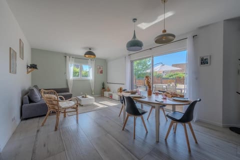 Living room, Seating area, Dining area