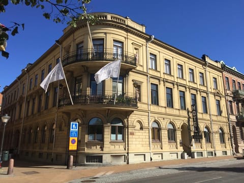 Property building, Facade/entrance, Day