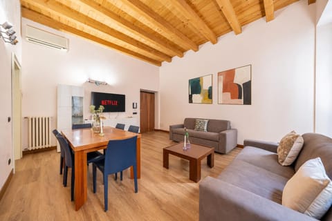 TV and multimedia, Living room, Seating area, Dining area, internet