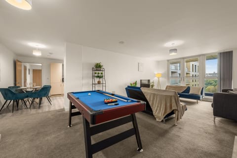 Billiard, Living room, Seating area, Dining area, City view