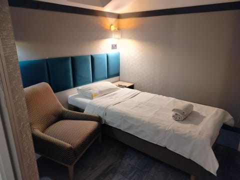 Bed, Photo of the whole room, towels