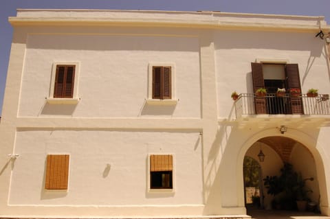 Property building, Facade/entrance, Day
