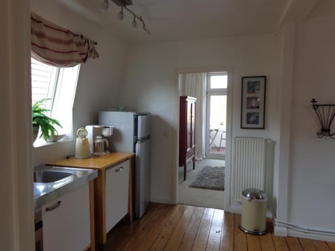 Property building, Coffee/tea facilities, Kitchen or kitchenette, Seating area, Dining area