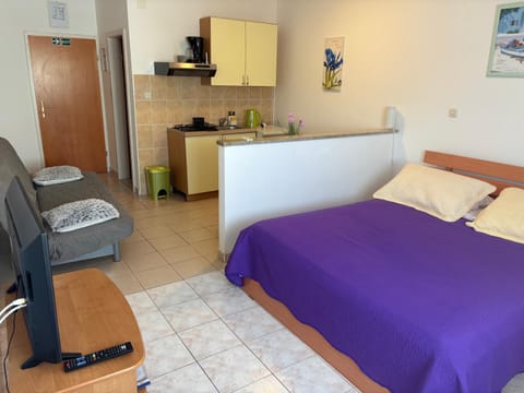 Bed, Kitchen or kitchenette