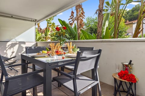 Patio, Day, Balcony/Terrace, Dining area