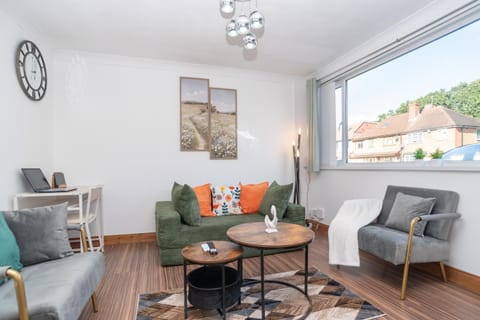 Living room, Seating area, Dining area, internet