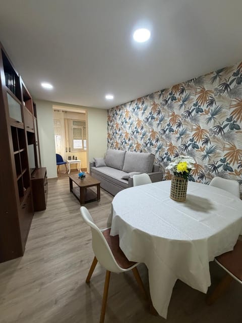 Communal lounge/ TV room, TV and multimedia, Seating area, Dining area