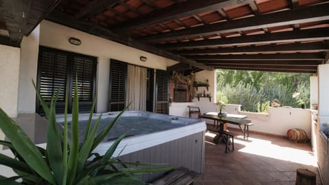 Patio, BBQ facilities, Hot Tub, Balcony/Terrace, Spa and wellness centre/facilities, Dining area, Area and facilities