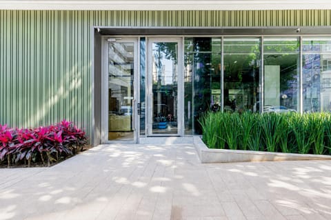 Property building, Facade/entrance, Day, Garden, Garden view