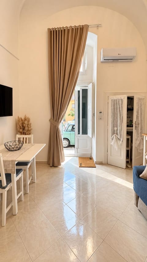 TV and multimedia, Photo of the whole room, Dining area, air conditioner