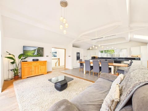 TV and multimedia, Living room, Seating area, Dining area, Evening entertainment