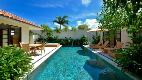 Patio, Day, Garden, Swimming pool, sunbed