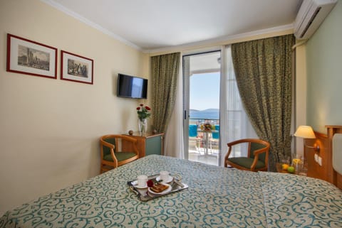Photo of the whole room, Bedroom, Sea view