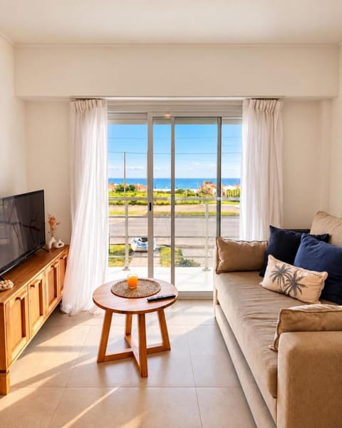 Natural landscape, TV and multimedia, Living room, Seating area, Evening entertainment, Sea view
