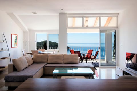 View (from property/room), Balcony/Terrace, Living room, Seating area, Dining area, Sea view