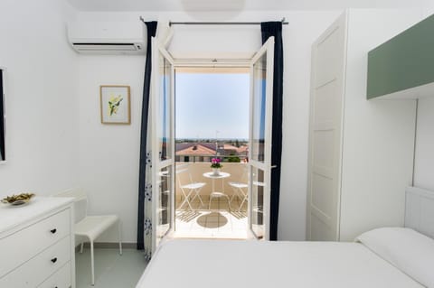 Bed, Garden, View (from property/room), Balcony/Terrace, Other, Photo of the whole room, Decorative detail, Bedroom, City view, Landmark view, Sea view, Street view