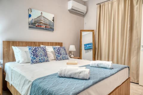Bed, Bedroom, towels, air conditioner
