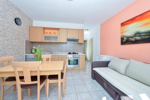 TV and multimedia, Coffee/tea facilities, Kitchen or kitchenette, Living room, Seating area, Dining area