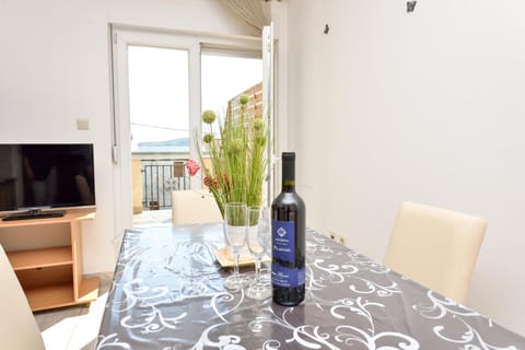 Coffee/tea facilities, Kitchen or kitchenette, Living room, Dining area