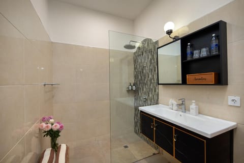 Shower, Bathroom, towels