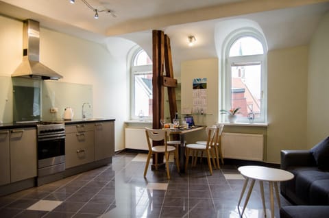 Day, Dining area