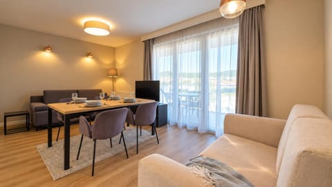 TV and multimedia, Living room, Seating area, Dining area