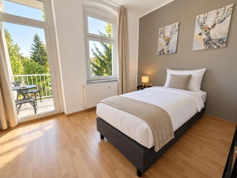 Bed, TV and multimedia, Balcony/Terrace, Photo of the whole room, Bedroom