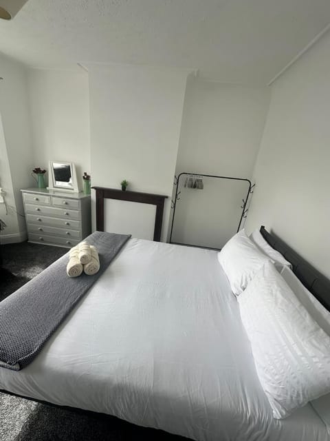 Bedroom, towels