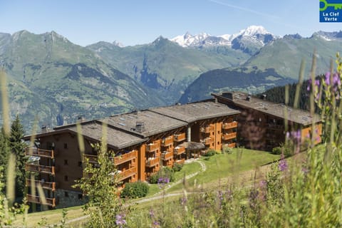 Property building, Nearby landmark, Facade/entrance, Spring, Day, Natural landscape, Summer, Mountain view