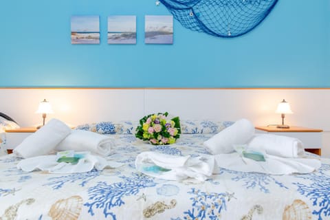 People, Other, Photo of the whole room, Animals, Bedroom, Facility for disabled guests, furniture, locker, towels, wedding, air conditioner