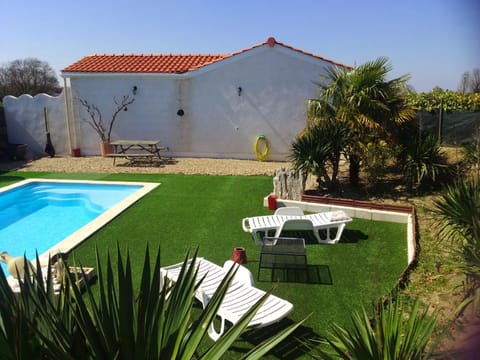 Swimming pool, sunbed
