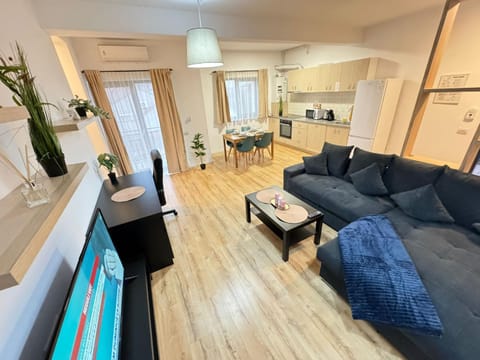 TV and multimedia, Kitchen or kitchenette, Living room, Seating area, Dining area, stove