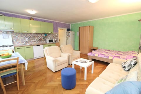 Bed, Kitchen or kitchenette, Living room, Photo of the whole room, Seating area, Dining area