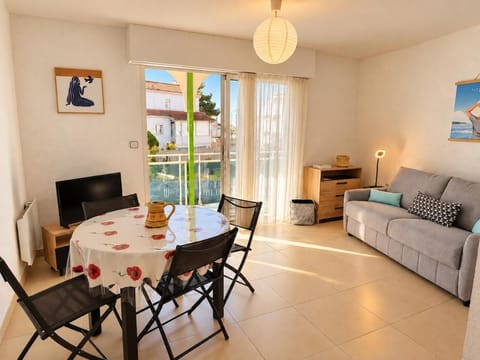 Communal lounge/ TV room, TV and multimedia, Dining area