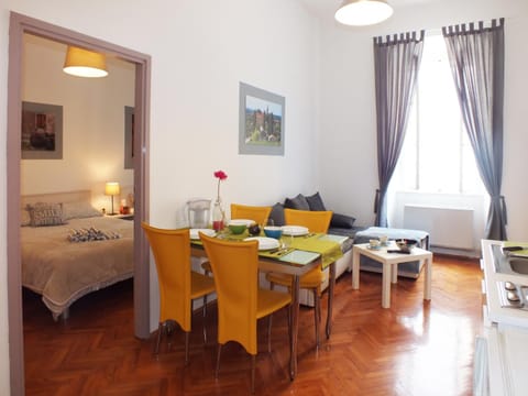 Bathroom, Coffee/tea facilities, Kitchen or kitchenette, Living room, Dining area, Bedroom