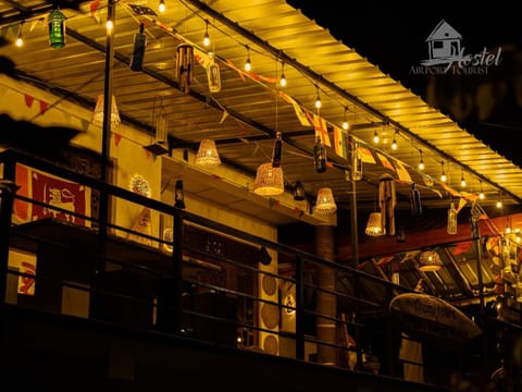 Restaurant/places to eat, Night, People, group of guests