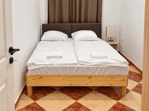 Property building, Bed, Photo of the whole room, Bedroom, towels