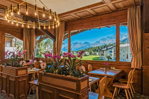 Restaurant/places to eat, Day, Mountain view