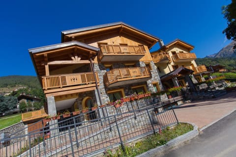 Facade/entrance, Spring, Summer, View (from property/room)