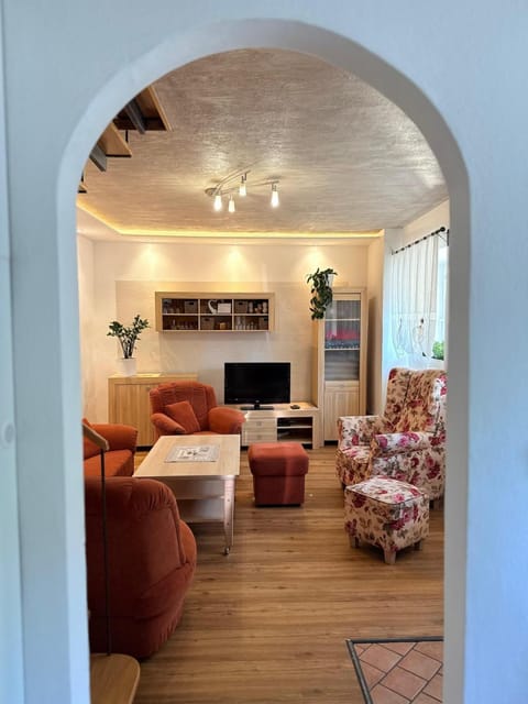 Bed, TV and multimedia, Living room, Seating area