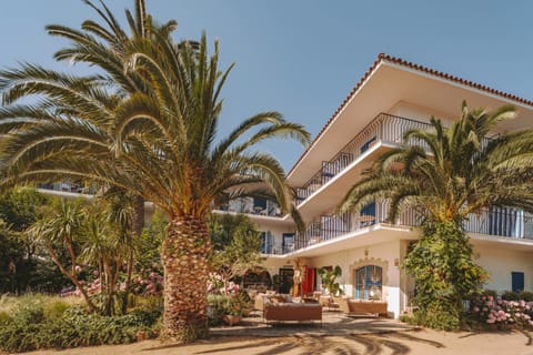 Property building, Facade/entrance, Garden, Balcony/Terrace