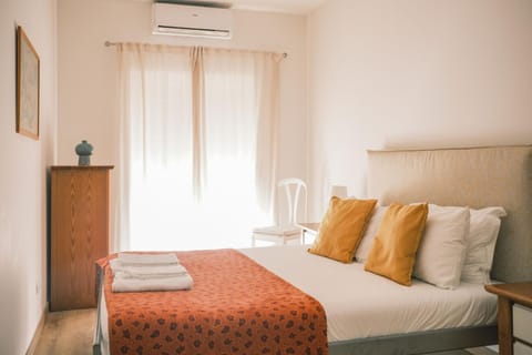 Photo of the whole room, air conditioner