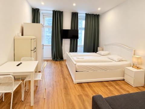 Property building, Bed, TV and multimedia, Bedroom, wardrobe